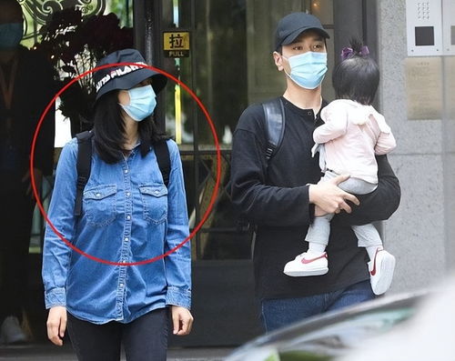 章子怡因在领奖后台摔倒坐轮椅出行